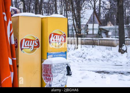 Bukarest, Rumänien - 12. Feb. 2017 : Lay's Snack-Automaten im Herastrau Park. Lay's ist der Name einer Marke für eine Reihe von Kartoffelchips Stockfoto