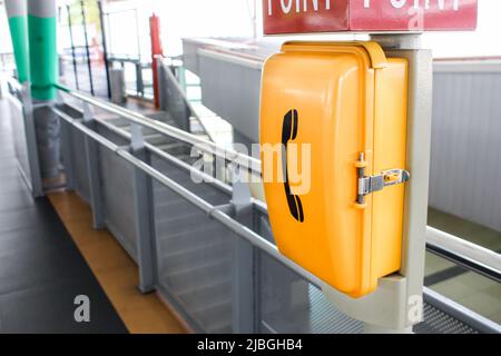 Notrufnummer (Hilfspunkt) an der KL Monorail Station in Kuala Lumpur, Malaysia Stockfoto