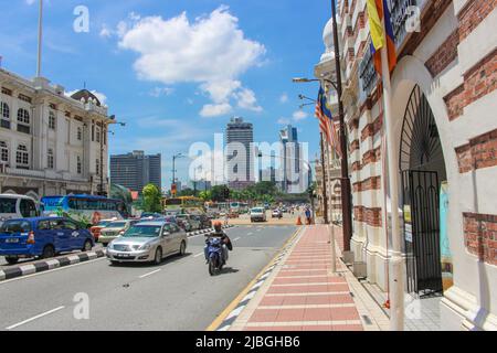 Kuala Lumpur, Malaysia - 22. März 2017: Stadtzentrum in KL an sonnigen Tagen. Es wurde vor der Fassade des Nationalen Textilmuseums auf der Straße Jaran Raja aufgenommen Stockfoto