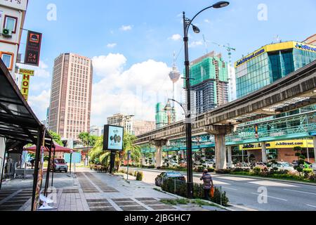 Kuala Lumpur, Malaysia - 22. März 2017 : Innenstadt in der Nähe des Bahnhofs Medan Tuanku (Chow Kit) in KL, Malaysia. Es gibt eine Hochbahn (KL Monorail). Stockfoto