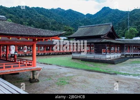 Miyajima (Itsukushima) in Hiroshima, Japan - 11. August 2017 das Bild von Miyajima, dem berühmten schwimmenden Torii-Tor und einem alten Schrein. Übersetzung : Japanisch wo Stockfoto