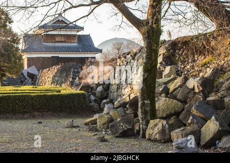 Kumamoto, Japan - 6. Januar 2018: Das Bild des Gartens im Schloss Kumamoto im Jahr 2018. Die Burgmauer ist durch das Erdbeben in Kumamoto beschädigt. Stockfoto