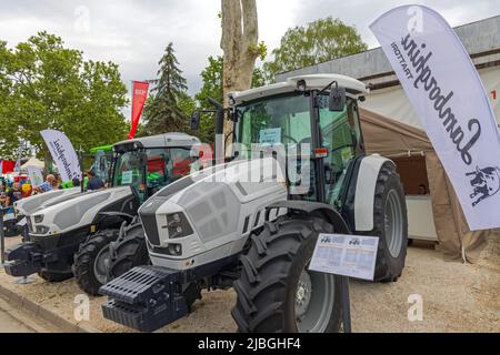 Novi Sad, Serbien - 23. Mai 2022: Italienische Firma Lamborhini Traktoren auf der Landwirtschaftsmesse. Stockfoto