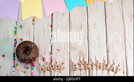Geburtstag mit Nummer. Donut auf dem Festtisch. Alles gute zum Geburtstag, herzlichen Glückwunsch, Draufsicht. Happy Birthday Karte mit schönen Dekorationen auf einem weißen Stockfoto
