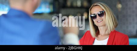 Lächelnde junge Frauen tragen eine Brille Stockfoto