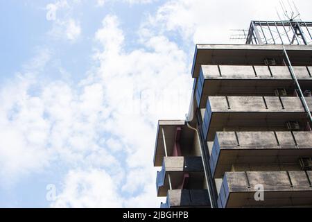 Altes Gehäuse (Wohnung) in einem Vorort von Aichi, Japan. Das Äußere des Gebäudes ist rußig und alt, aber das Gebäude ist stabil gebaut. Stockfoto