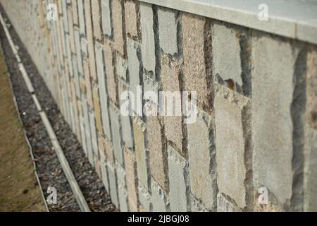 Stadtarchitektur. Details des Platzes in der Stadt. Mauerwerk. Urbanes Erholungsgebiet. Stockfoto