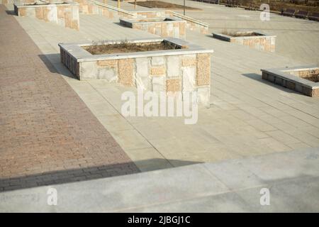 Stadtarchitektur. Details des Platzes in der Stadt. Mauerwerk. Urbanes Erholungsgebiet. Stockfoto