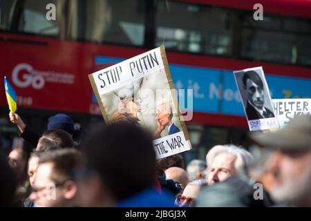 Die Teilnehmer treffen sich während des ‘Standes mit der Ukraine!’ Protest zur Unterstützung des Landes in der Nähe der Downing Street im Zentrum von London. Stockfoto