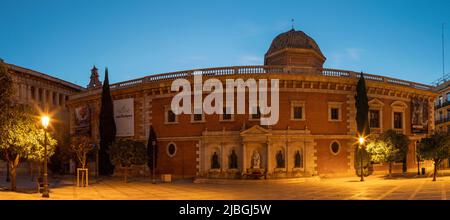 Valencia - das Panorama des historischen Universitätsgebäudes mit dem Platz in der Abenddämmerung. Stockfoto