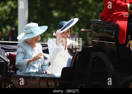 England, London, Queens Platinum Jubilee Celebries on the Mall, 02/06/2022, Herzogin von Cambridge und Herzogin von Cornwall in offener Kutsche. Stockfoto