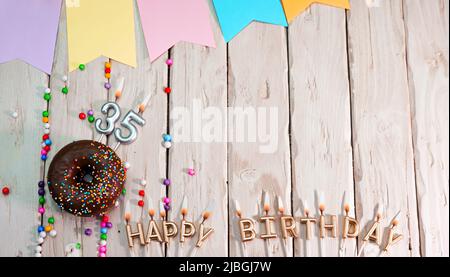 Geburtstag mit Nummer. Donut auf dem Festtisch. Alles gute zum Geburtstag, herzlichen Glückwunsch, Draufsicht. Happy Birthday Karte mit schönen Dekorationen auf einem weißen Stockfoto