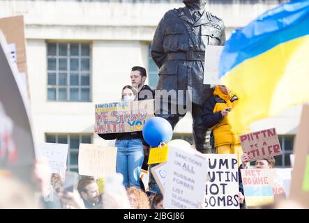 Die Teilnehmer treffen sich während des ‘Standes mit der Ukraine!’ Protest zur Unterstützung des Landes in der Nähe der Downing Street im Zentrum von London. Stockfoto