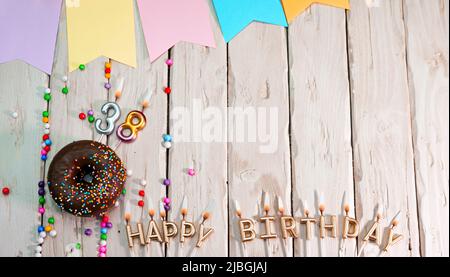 Geburtstag mit Nummer. Donut auf dem Festtisch. Alles gute zum Geburtstag, herzlichen Glückwunsch, Draufsicht. Happy Birthday Karte mit schönen Dekorationen auf einem weißen Stockfoto