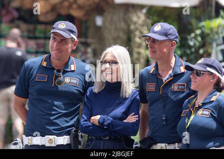 Rom, Italien. 06.. Juni 2022. Schauspielerin Diane Keaton fotografiert mit einer Verkehrspolizei auf der Piazza di Spagna in Rom (Foto: Matteo Nardone/Pacific Press) Quelle: Pacific Press Media Production Corp./Alamy Live News Stockfoto