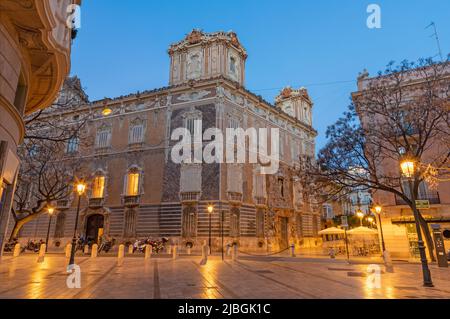 Valencia - der barocke Palast - Palast der Marques de Dos Aguas in der Abenddämmerung. Stockfoto