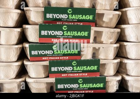 Indianapolis - circa Juni 2022: Beyond Meat Beyond Breakfast Sausage Display. Über die Fleischmärkte hinaus werden viele pflanzliche und fleischlose Lebensmittelprodukte ersetzt Stockfoto