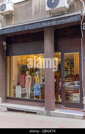 Belgrad, Serbien - 06. Mai 2022: Biljana Tipsarevic Fashion Studio Modern Clothing Shop. Stockfoto