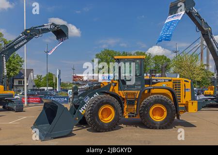 Belgrad, Serbien - 27. April 2022: Neuer Großlader des koreanischen Unternehmens Hyundai Construction Machine auf der Messe Expo. Stockfoto