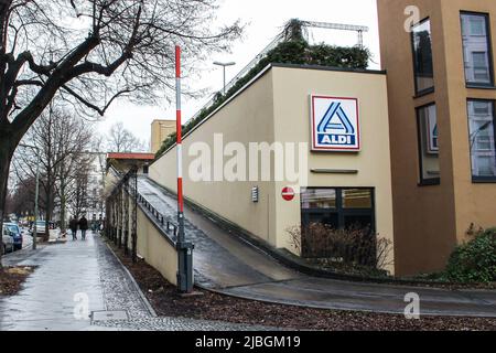 Berlin, Deutschland - 24. Dezember 2016 : ALDI Store in bewölktem Tag. ALDI ist die gemeinsame Marke von zwei deutschen, familiengeführten Discounter-Supermarktketten Stockfoto