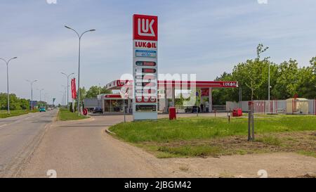 Indjija, Serbien - 08. Mai 2022: Moderner Turm mit LED-Preisen an der Luk Ölpetrolstation. Stockfoto
