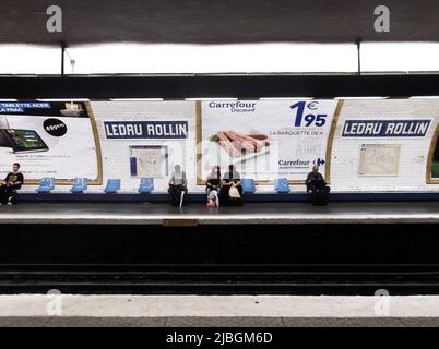 Paris, Frankreich - 27. Juni 2011: Metro-Station Ledru-Rollin. Ledru-Rollin ist eine Station der Linie 8 der Pariser Metro, benannt nach der Avenue Ledru-Rollin Stockfoto