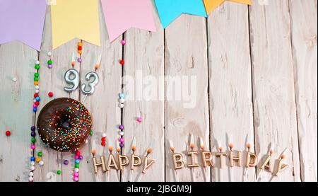 Geburtstag mit Nummer. Donut auf dem Festtisch. Alles gute zum Geburtstag, herzlichen Glückwunsch, Draufsicht. Happy Birthday Karte mit schönen Dekorationen auf einem weißen Stockfoto