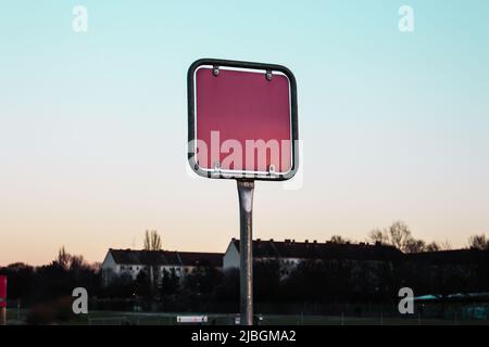 Das Bild des weißen Schildmastes im Park am Abend. Stockfoto