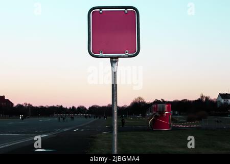 Das Bild des weißen Schildmastes im Park am Abend. Stockfoto