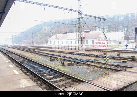 Das Bild des Bahnsteigs in einer kleinen ländlichen Stadt am Morgen, Tschechische Republik. Übersetzung : Gleisüberquerung. Reisen Verboten! Stockfoto