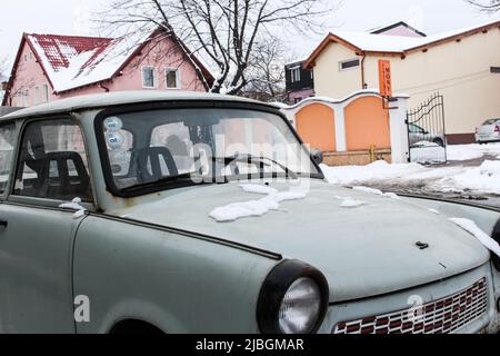 Brasov, Rumänien - 9. Februar 2017 : geparktes altes europäisches Auto (mintgrüne Farbe) im Winter. Stockfoto