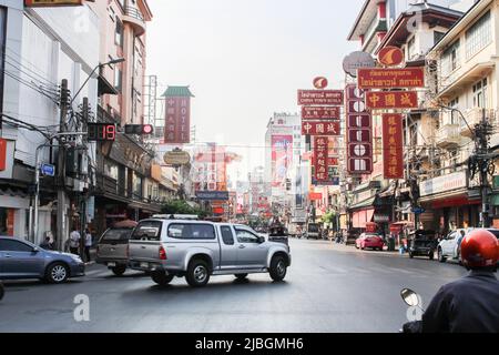 Samphanthawong District, Bangkok, Thailand - 15. März 2017 : das Bild der Yaowarat Road, der Hauptverkehrsader von Bangkoks Chinatown, in bewölktem Himmel. Stockfoto