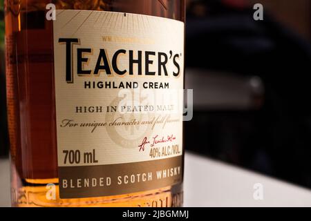 Kumamoto, Japan - 28. Dezember 2017 : Eine Flasche Teacher's Highland Cream, eine Marke von Scotch Whisky, hergestellt in Glasgow, Schottland, auf dem Tisch Stockfoto