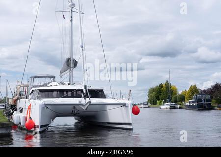 Der Katamaran ist in der Marina des niederländischen Wassersportresorts Lemmer vertäut Stockfoto