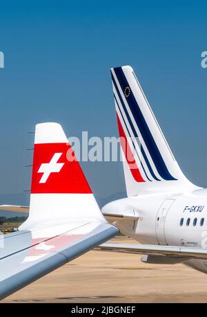 Schweizer Logo auf einem Airbus A220-300 Flügelchen mit Air France Airbus A320 dahinter, Valencia, Spanien Stockfoto