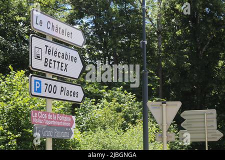 Le Châtelet. Télécabine Bettex. Parkplatz von 700 Plätzen. Le Clos de la Fontaine. Résidence Le Grand Panorama. Saint-Gervais-les-Bains. Haute-Savoie. Stockfoto