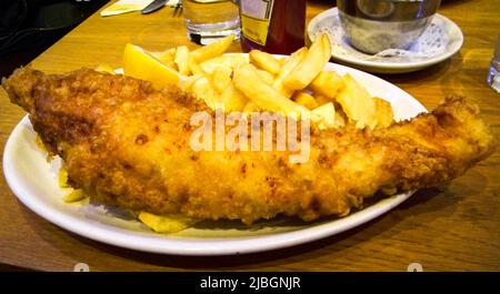 Nahaufnahme des traditionellen Fisch- und Chips-Essens auf dem Teller, London, Großbritannien Stockfoto