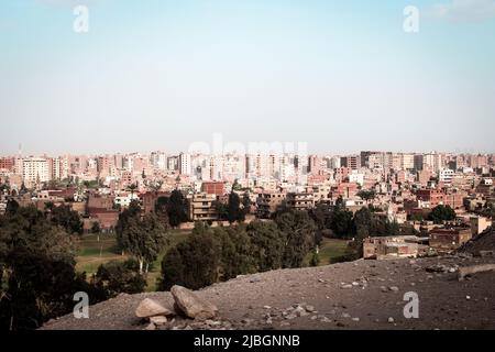 Landschaftlich reizvolle Stadtlandschaft von Gizeh in der Ferne vom Blick auf den Gizeh Pyramid Complex, Ägypten. Stockfoto