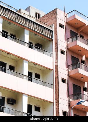 Das Bild eines alten authentischen Wohnhauses (Wohnung) mit kleinem Balkon und Fenster in der Innenstadt, Luxor, Ägypten. Stockfoto