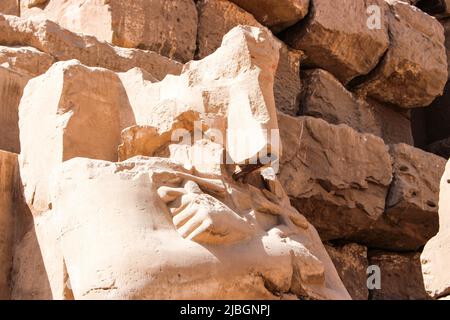 Alte ägyptische Statue, die aus Stein im Karnak-Tempel-Komplex, Luxor, Ägypten (alte Theben) gemacht wird. Stockfoto