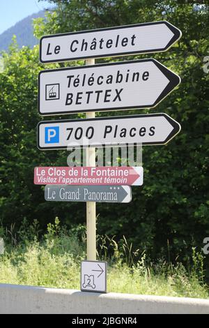 Le Châtelet. Télécabine Bettex. Parkplatz von 700 Plätzen. Le Clos de la Fontaine. Résidence Le Grand Panorama. Saint-Gervais-les-Bains. Haute-Savoie. Stockfoto