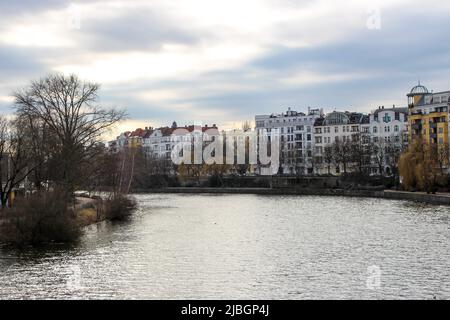 Stadtbild von Berlin in der Nähe von Mitte und Spree, Berlin, Deutschland. In der Ferne befinden sich historische europäische Gebäude. Stockfoto