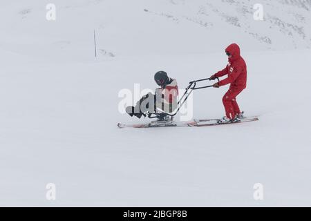 Adaptives Skifahren im Skigebiet Val d’Isère in den französischen Alpen Stockfoto