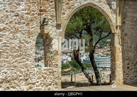 HAUPTSTRAND VOM TORBOGEN VON SAINT VINCENT GOTISCHE KIRCHE RESTE ALTSTADT TOSSA DE MAR COSTA BRAVA KATALONIEN SPANIEN Stockfoto