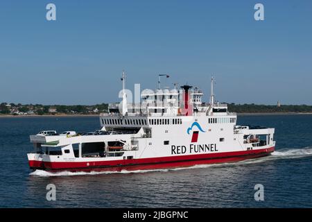 Red Funnel Autofähre von East Cowes mit Text Red Osprey.Isle of Wight, UK Stockfoto