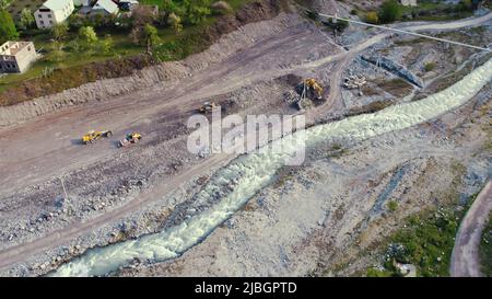 Draufsicht auf den Fluss Tergi in der Dariali-Schlucht, die Berge des Großkaukasus, Kazbegi-Bezirk, Georgien. Hochwertige Fotos Stockfoto