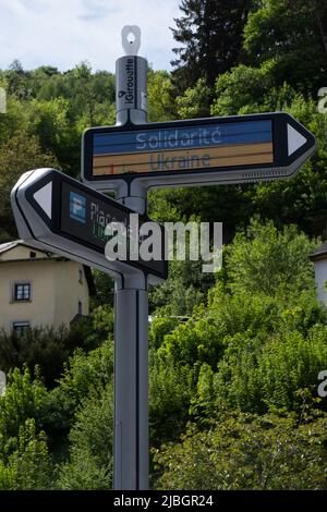 Wegweiser: LED variables Nachrichtenschild mit Text 'Ukraine Solidarity' und gelb-blauen Farben der Ukraine im Zusammenhang mit dem Krieg mit Russland Stockfoto