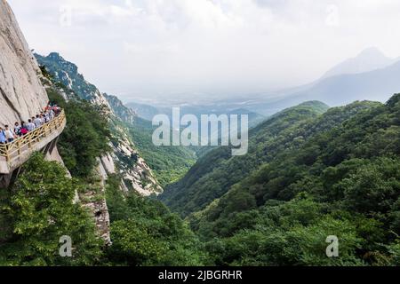 Der Berg Song, Song Shan, von Henan ist der heilige Berg des Shaolin-Tempels, der sich am Fuße des Berges befindet. Es hat einzigartige Felsformationen. Stockfoto