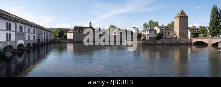 Panoramablick auf die historische Altstadt 'La Petite France', überdachte Brücken, Türme und Kanäle in der Stadt Strassburg mit links dem Barrage Vauban Stockfoto