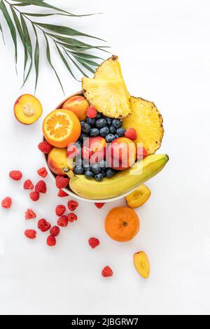 Tropische Früchte auf weißem Hintergrund, Draufsicht. Stockfoto